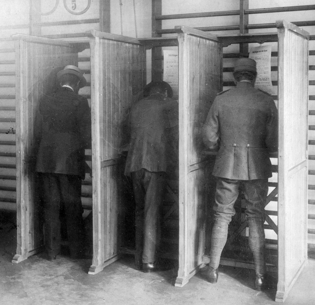 Voting_at_Dutch_elections_1918.jpg